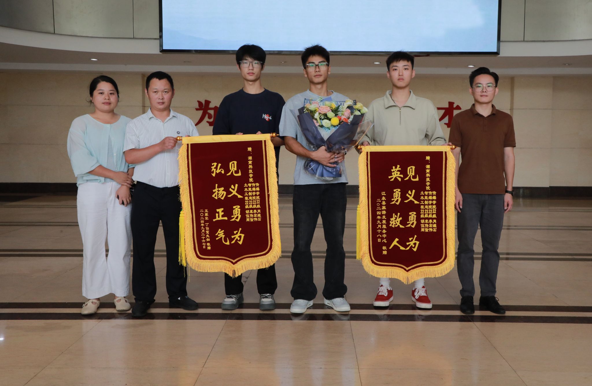 米兰官方端网页版大学生勇救溺水者.jpg 米兰官方端网页版大学生勇救溺水者.jpg