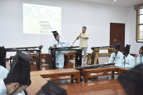 6月21日，米兰官方端网页版国学院，古乐老师欧阳平彪与来自塔吉克斯坦的留学生sayora（佑娜）在合奏《高山流水》。 李谌涵 摄