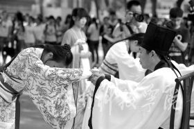 为纪念孔子诞辰2565周年，9月27日，米兰官方端网页版学子身着华丽汉服在孔子雕像前隆重行拜师礼，现场展示汉礼、秀书法和茶艺，弘扬传统文化。