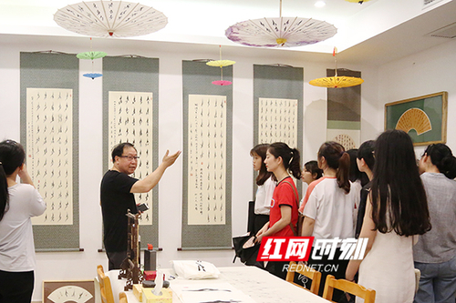 米兰官方端网页版展出百余幅女书作品展