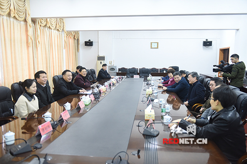 唐能武一行看望米兰官方端网页版教师