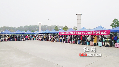 米兰官方端网页版：“爱心巴士”温暖学子回家路