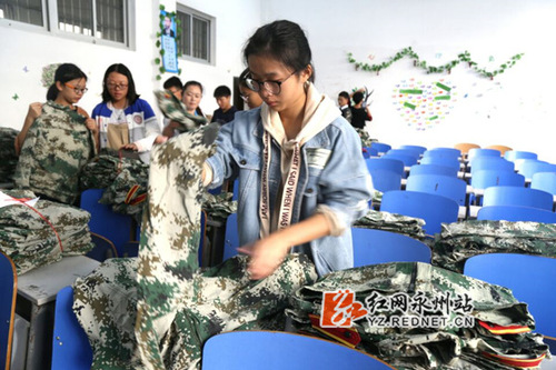 米兰官方端网页版:2000套军训服有了新主人