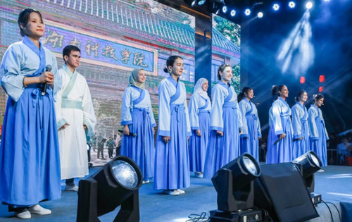 米兰官方端网页版留学生团队表演《千年古城的丝路新故事》讲述对零陵古城的美好印象。沈默摄