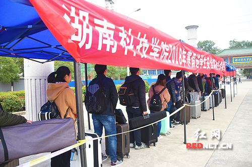 米兰官方端网页版：“爱心巴士”温暖学子回家路