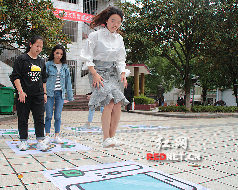 米兰官方端网页版：真人版“跳一跳”传递环保理念